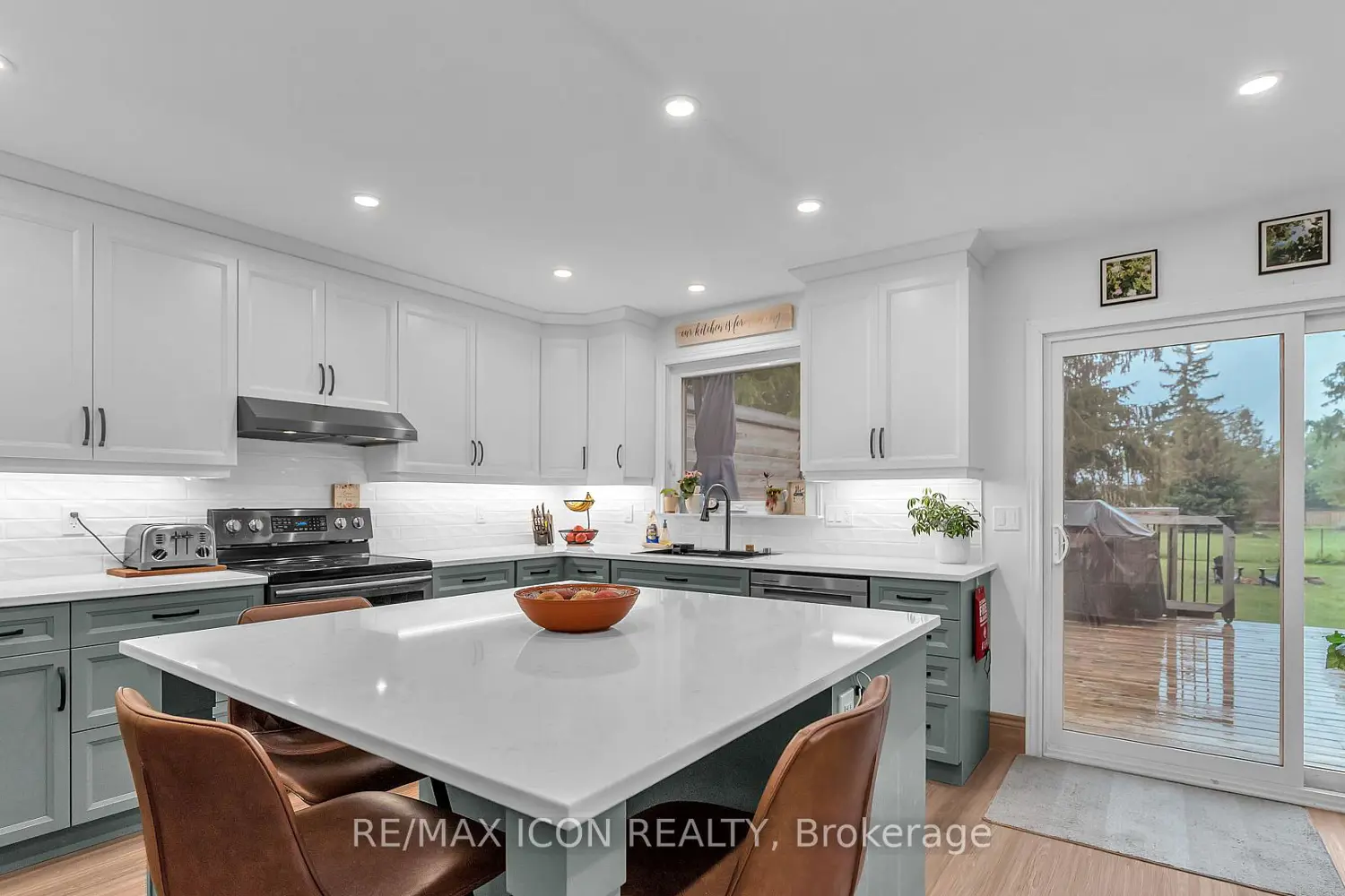 158 Broadway Street photo 4