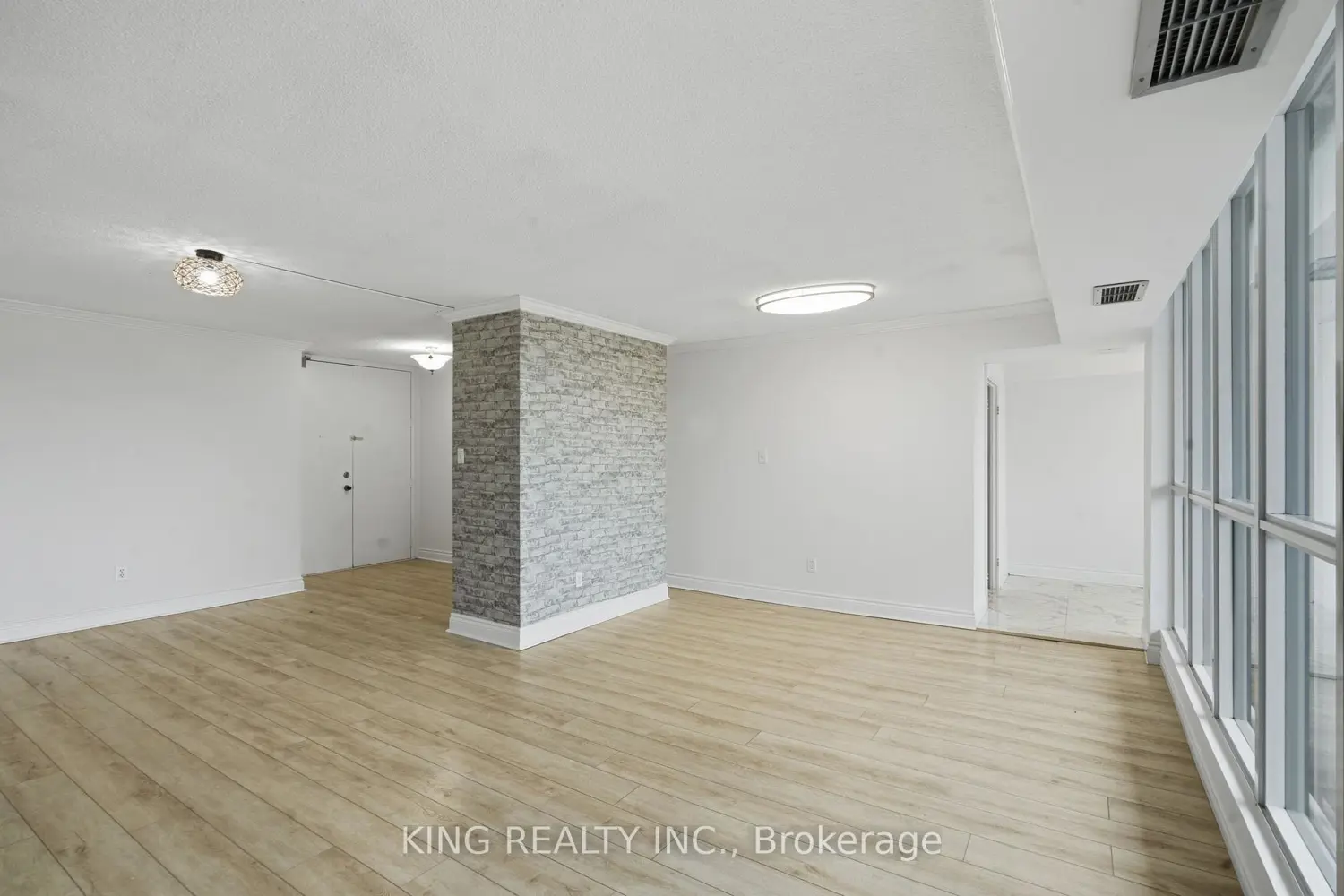 389 Dundas Street 701 photo 3