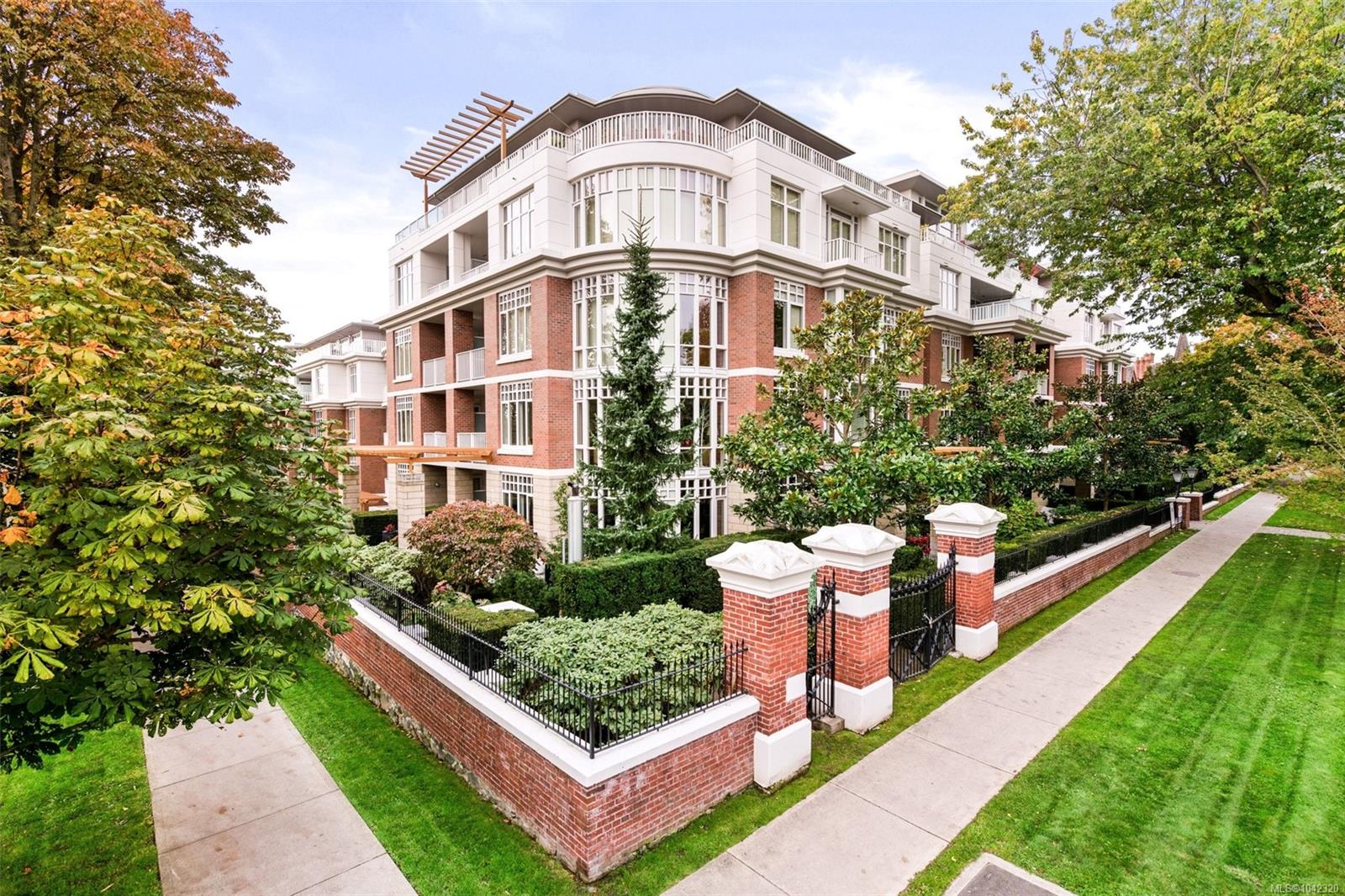 #402-999 Burdett Avenue, Victoria, BC, V8V 3G7