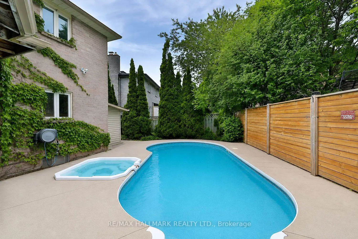 58 Pickett Crescent photo 2