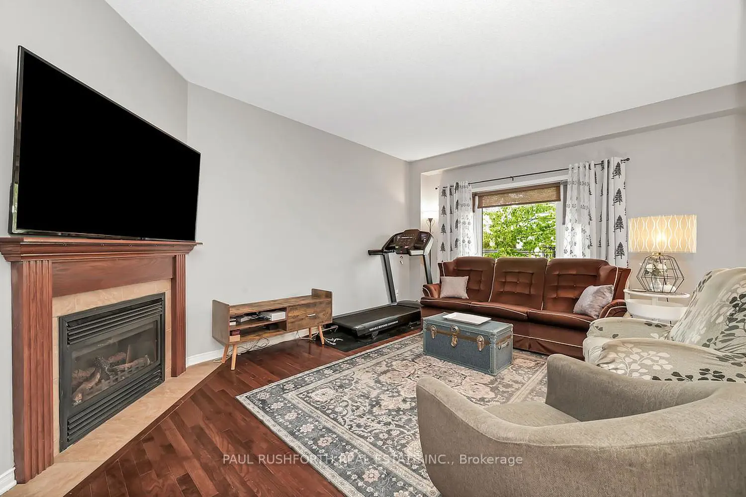 310 Jasper Crescent photo 3