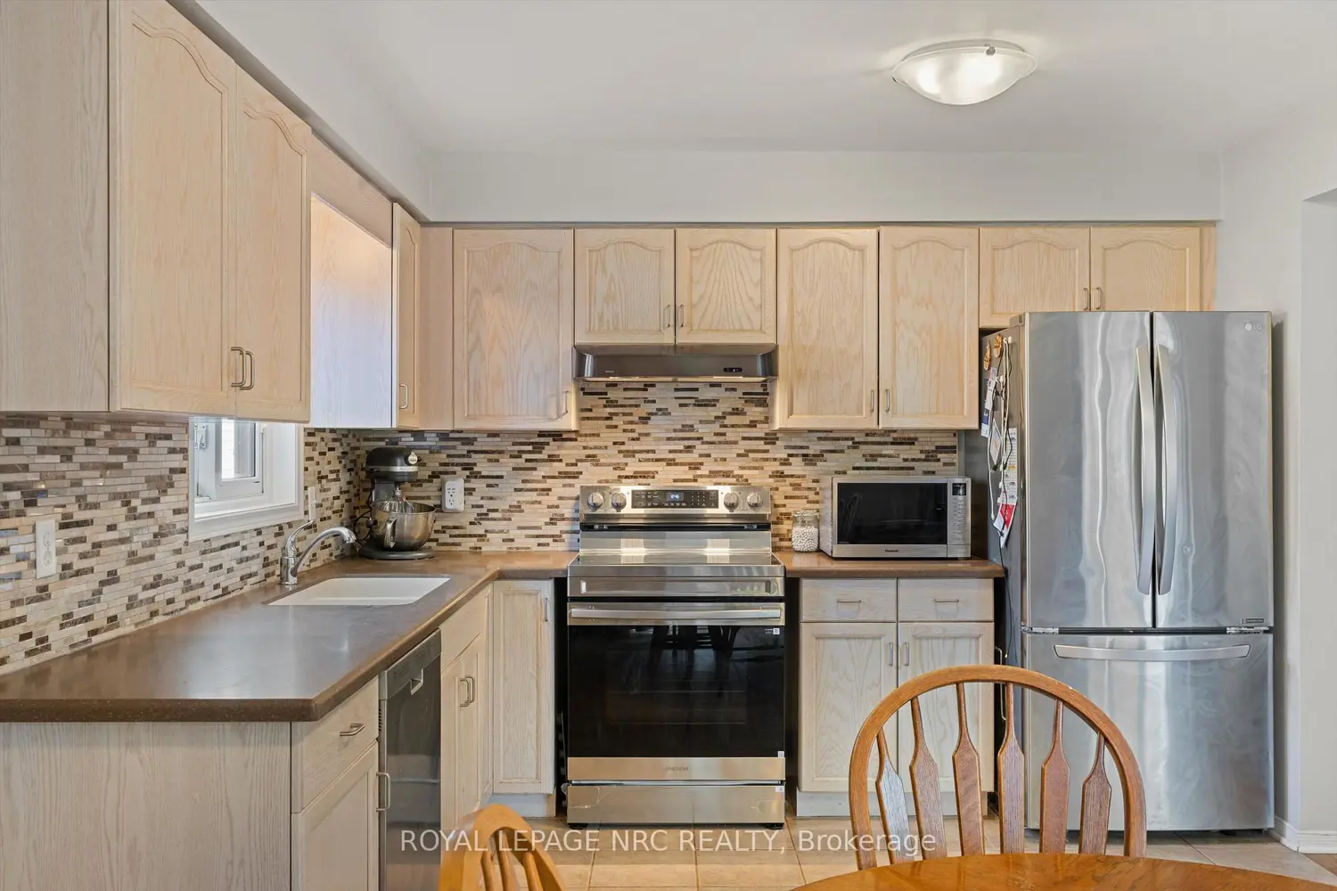 7722 Yvette Crescent photo 2