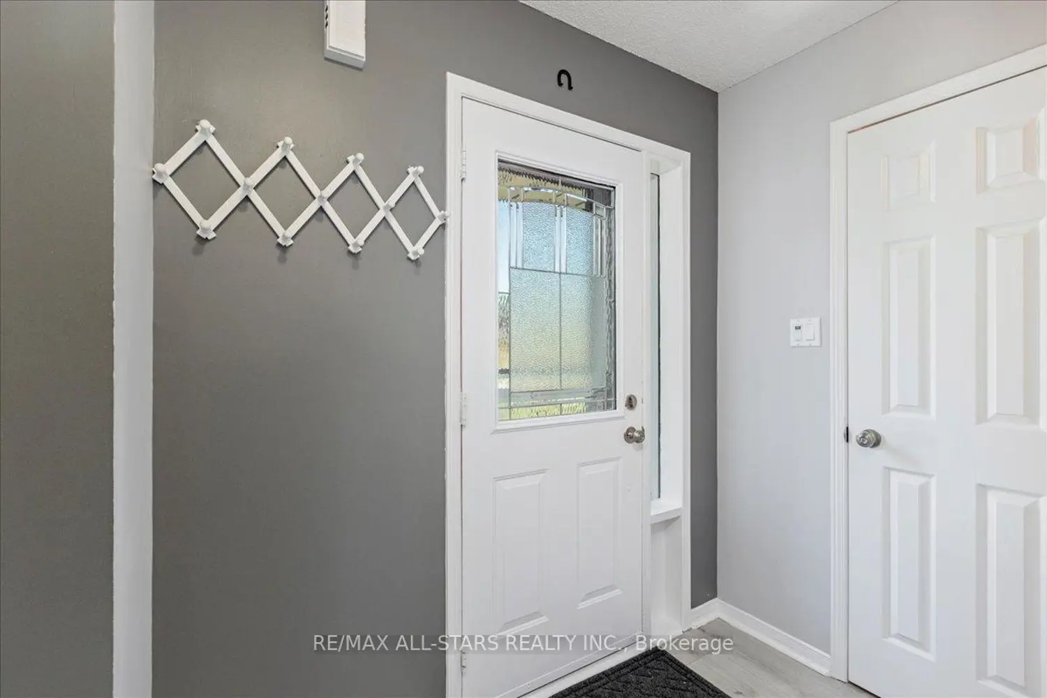 66 Kyle Crescent photo 3
