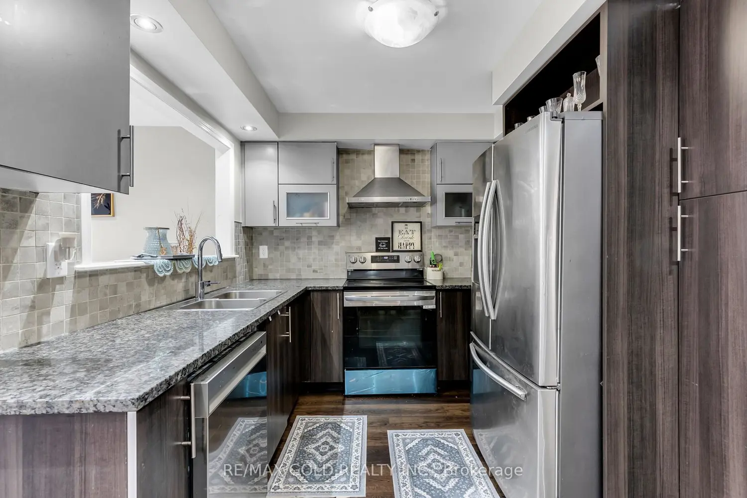 486 Queen Mary Drive photo 3