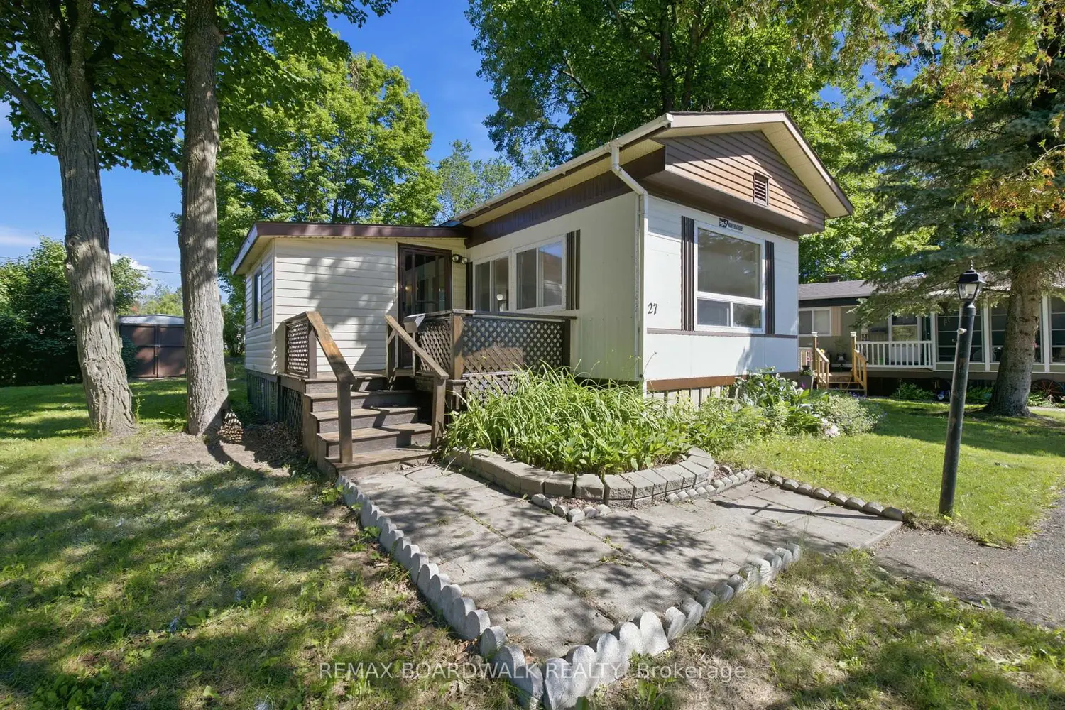 516 Maplegrove Road photo 2