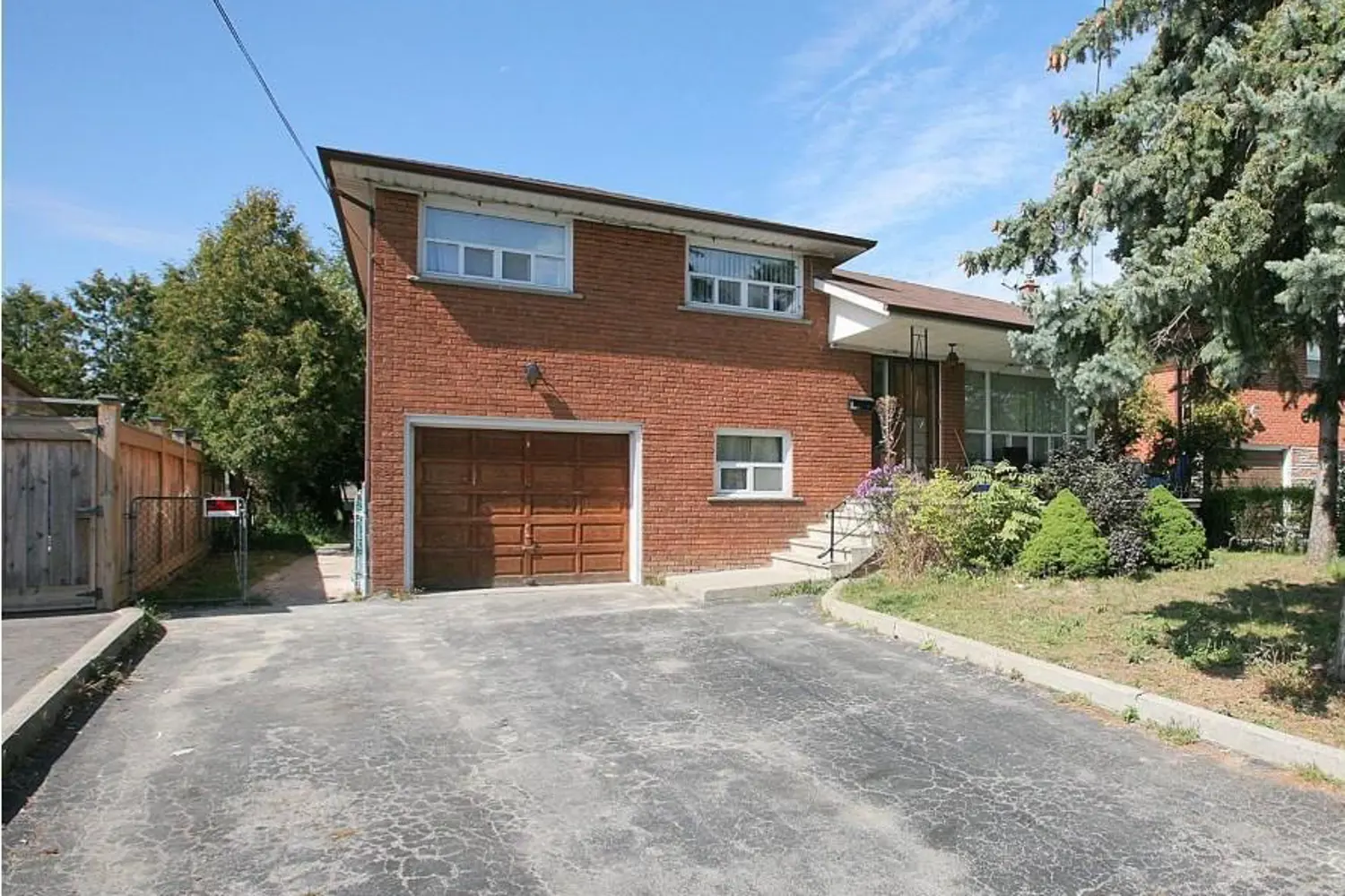 8 Stanwood Crescent photo 4