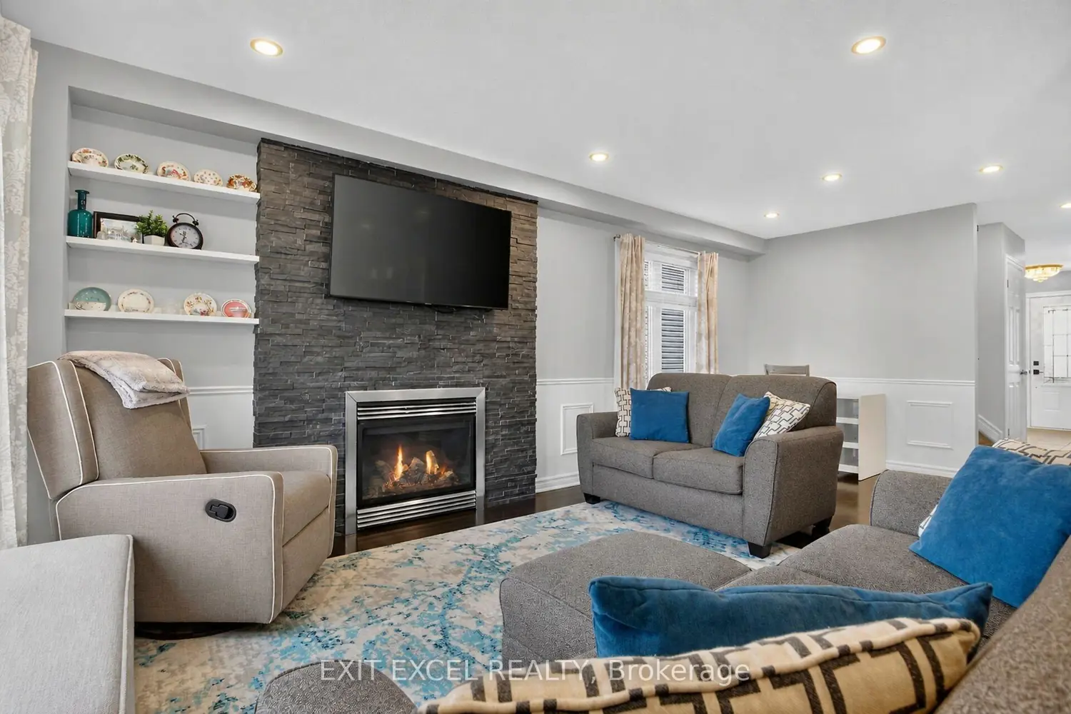 563 Ruby Street photo 4