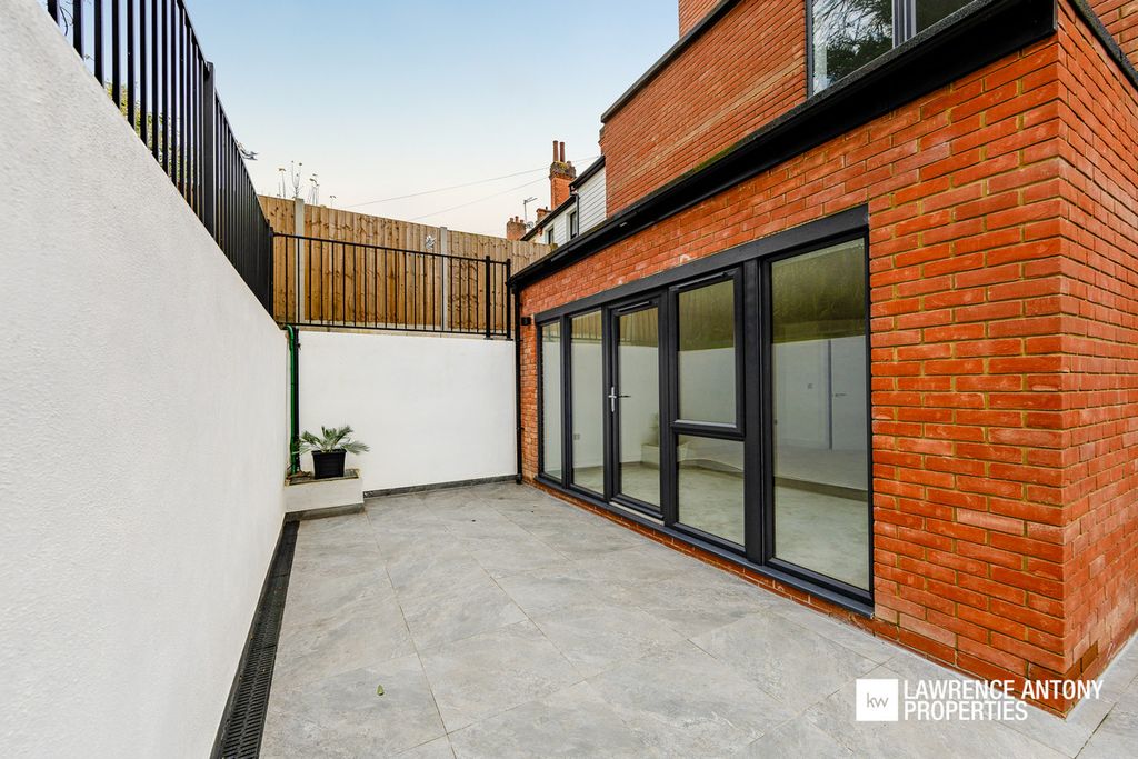 3 bed flat for saleGrand Parade, Leigh-On-Sea SS9
