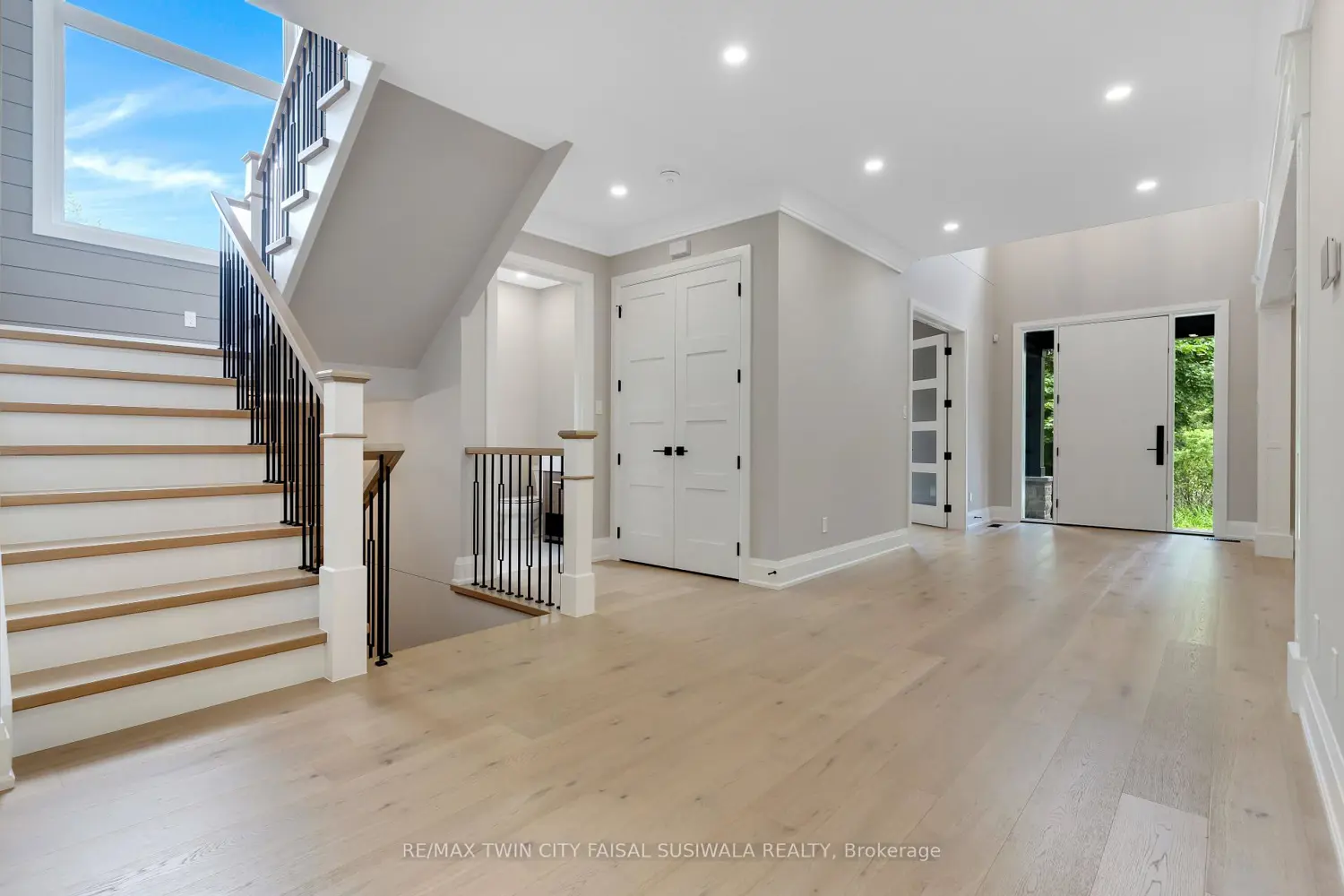 230 Stanley Drive photo 4