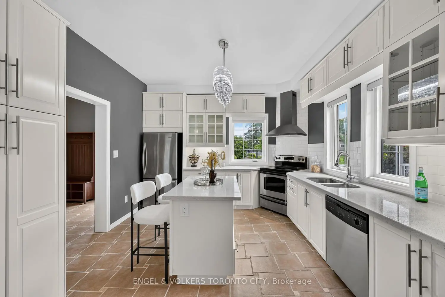 774 Churchill Lane photo 4