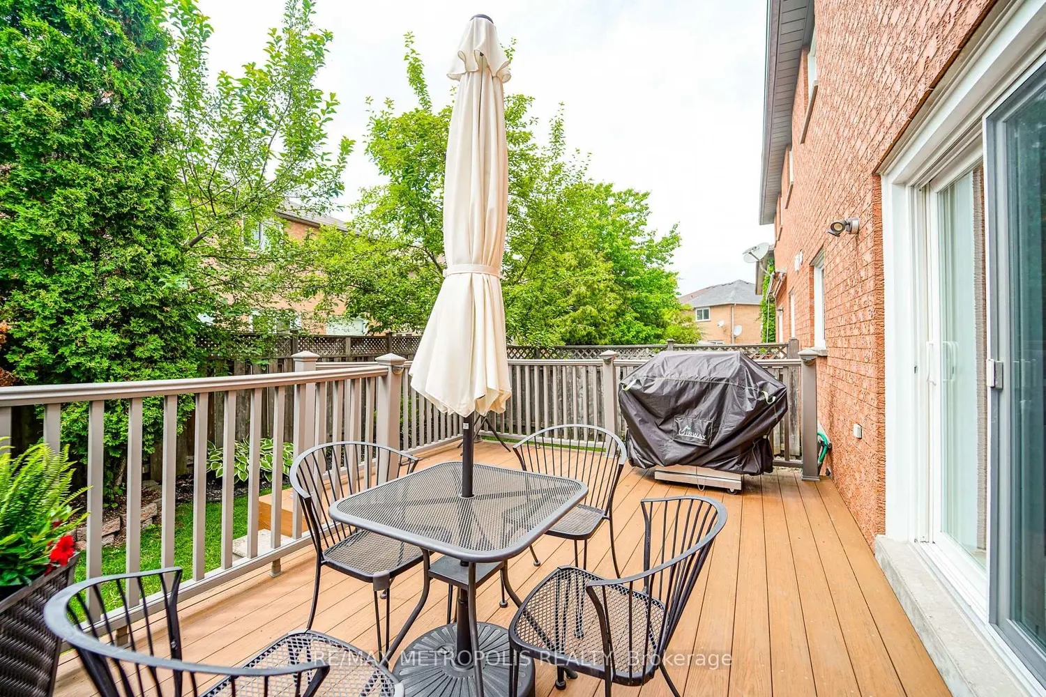 646 Walpole Crescent photo 2