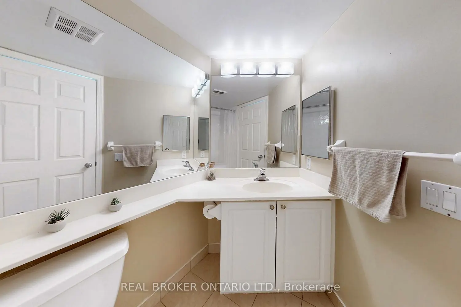 30 Harrison Garden Boulevard 2705 photo 5