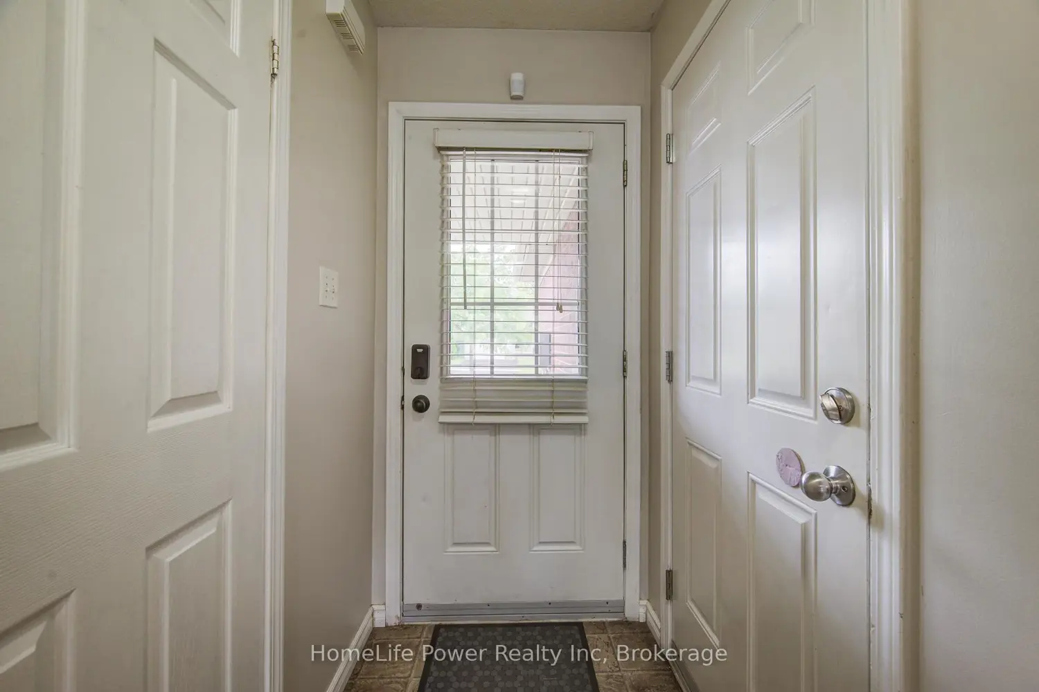 208 Featherstone Crescent photo 2