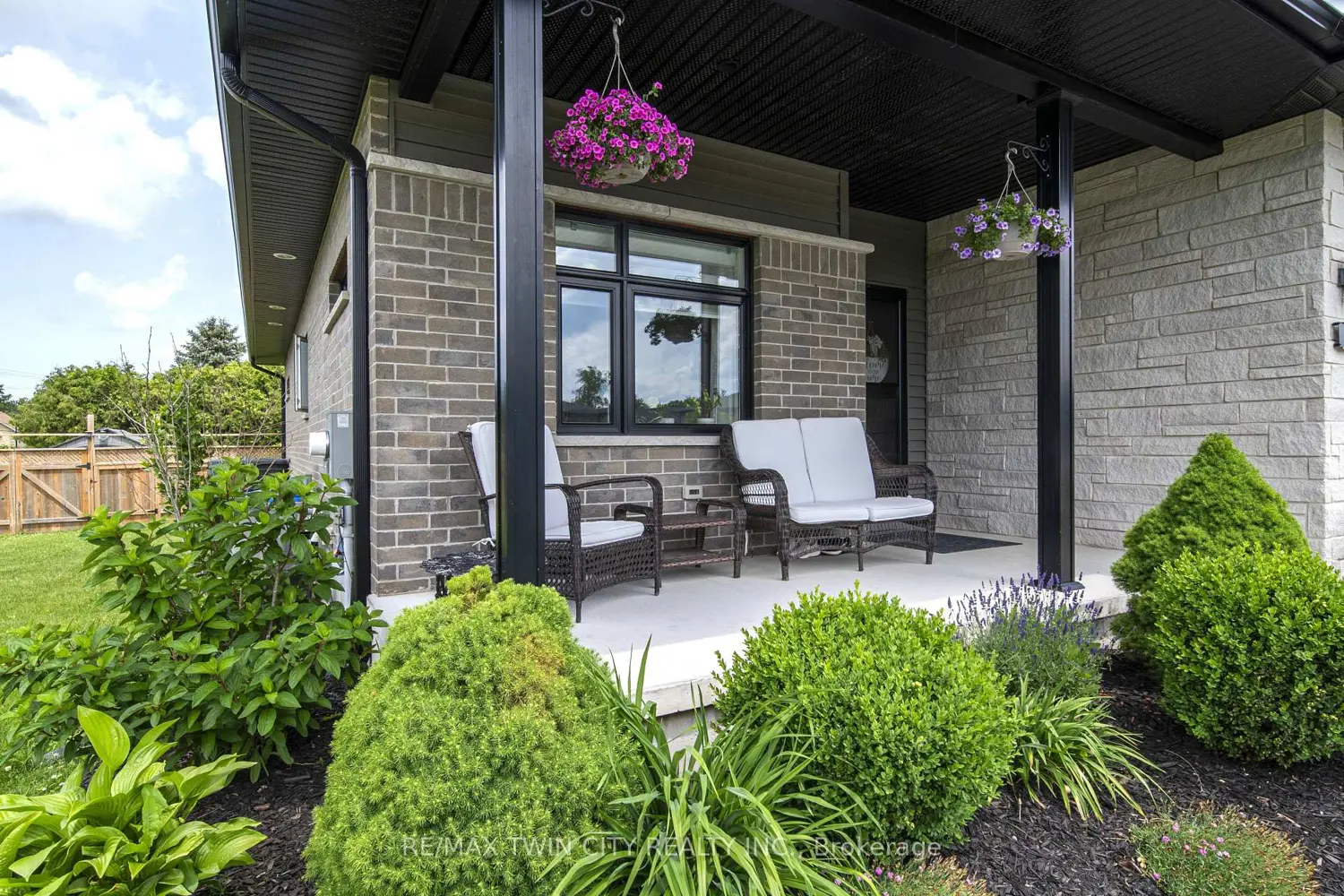 82 Rowe Avenue photo 2