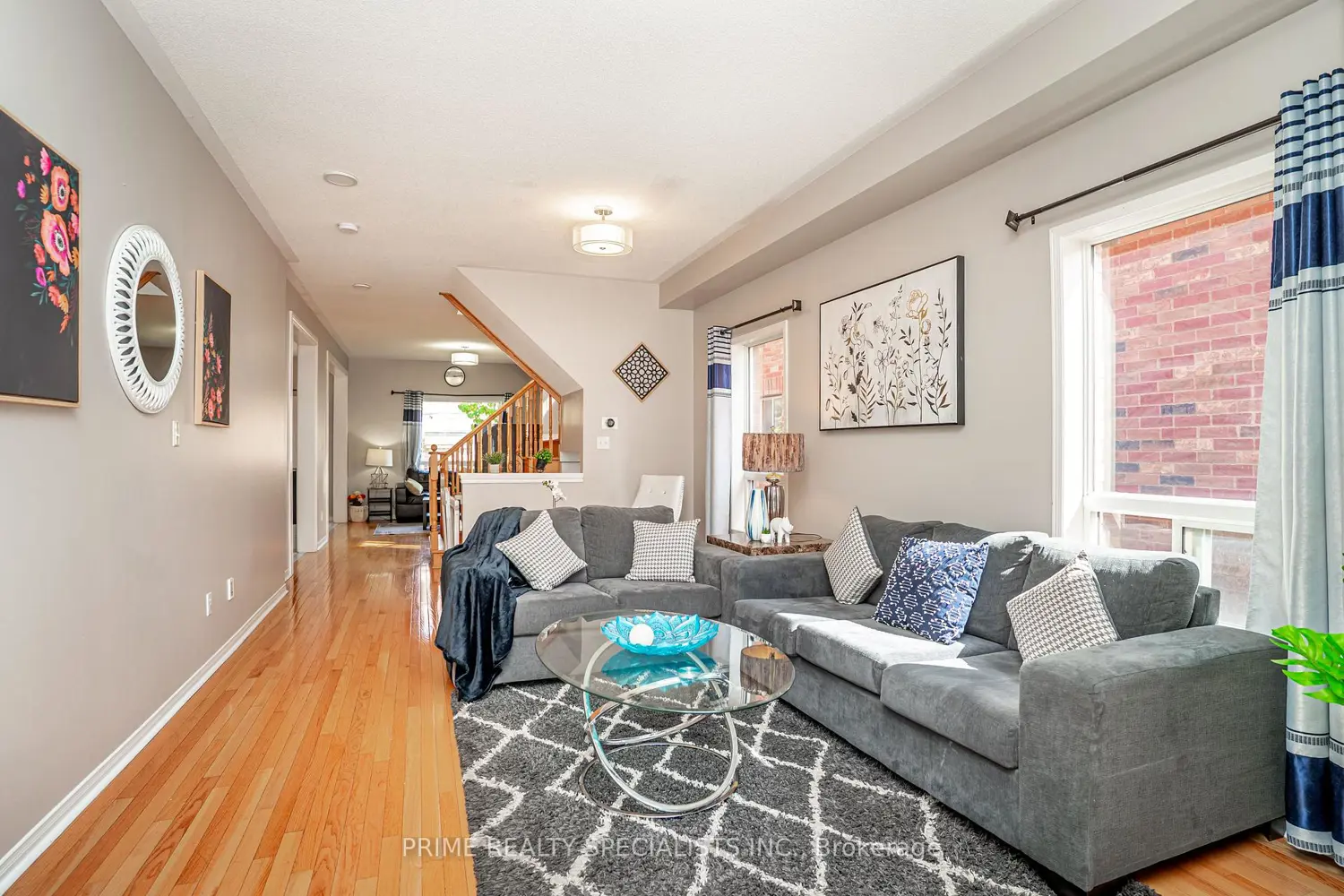 11 Commodore Drive photo 2