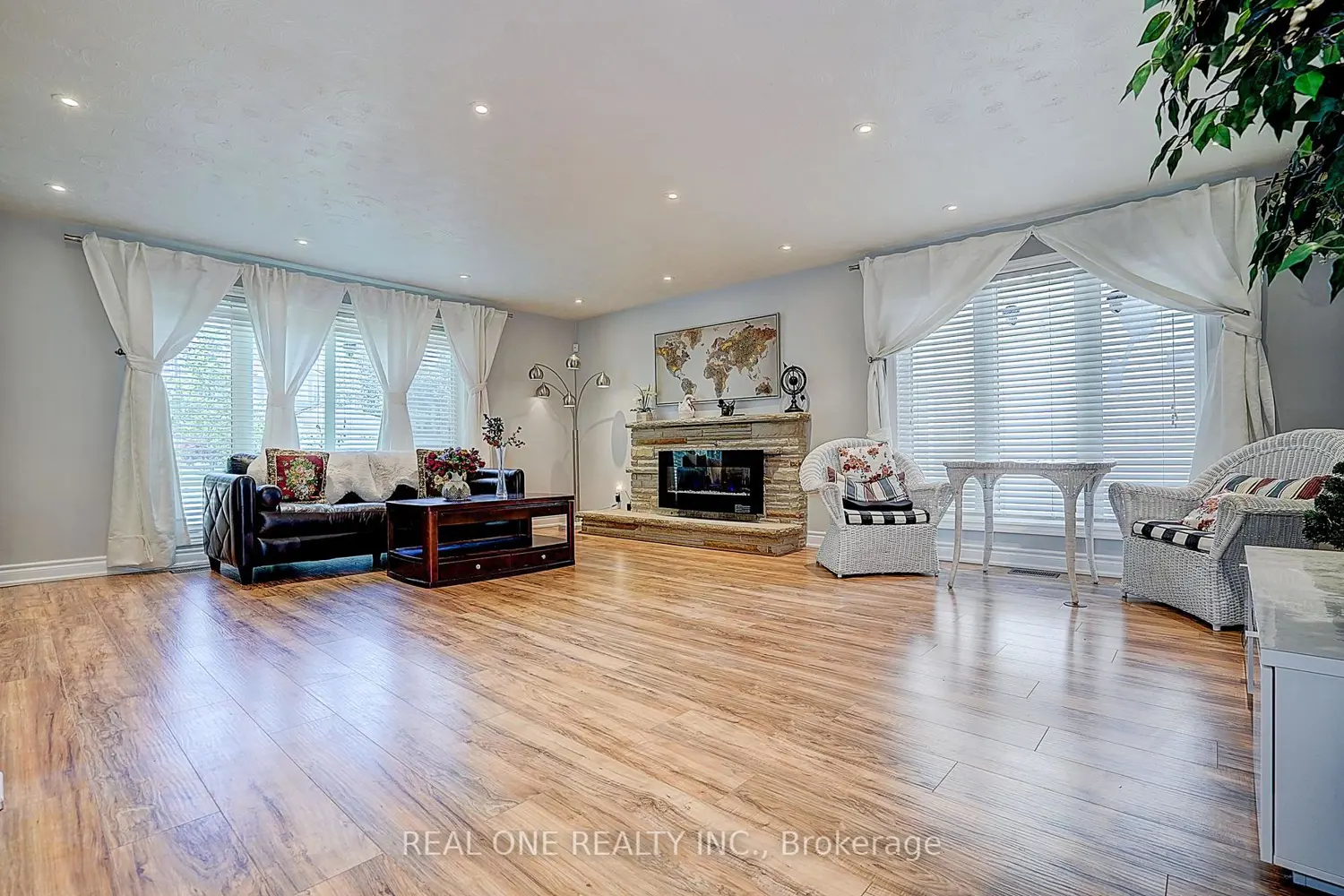 37 Lauralynn Crescent photo 2