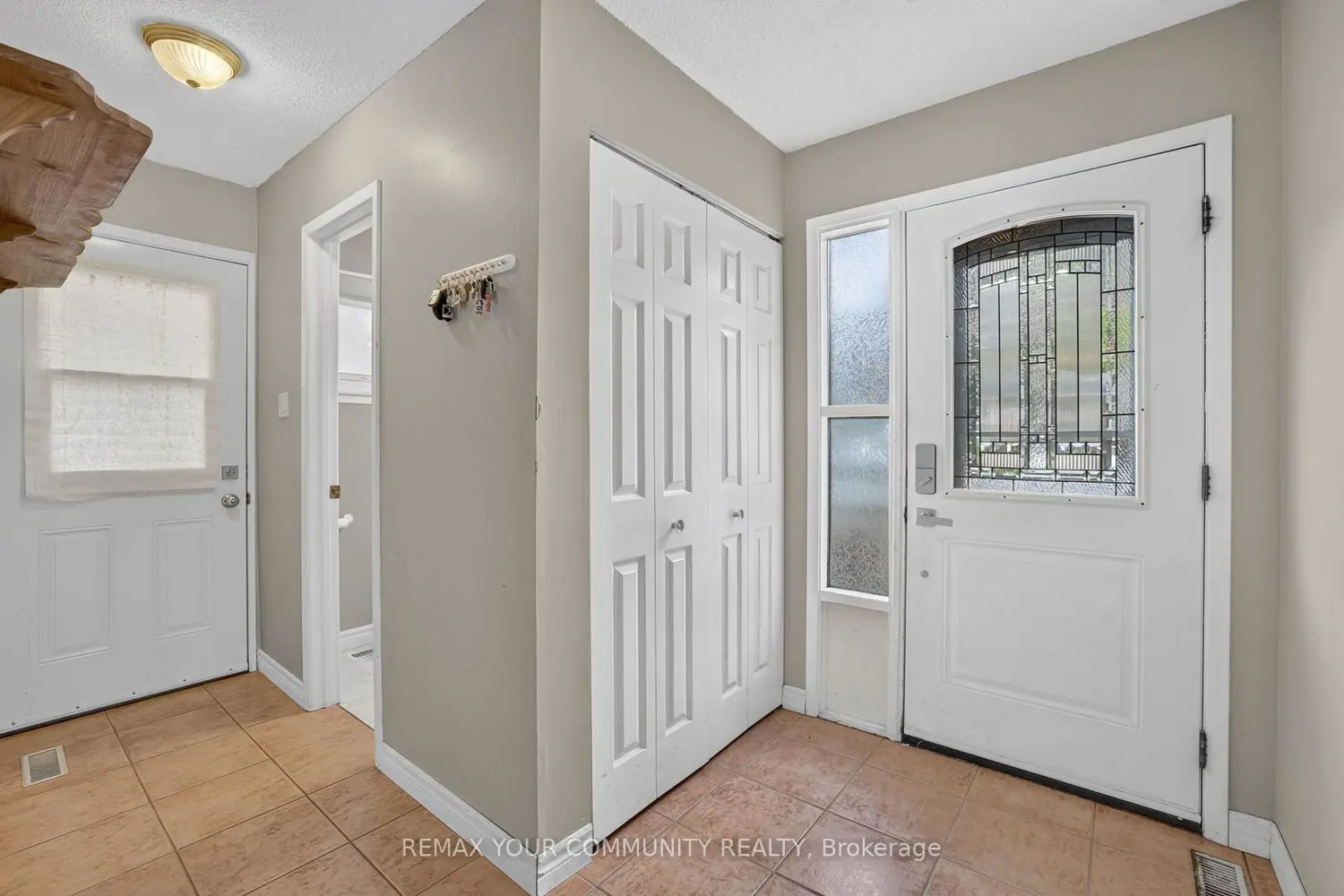 198 Britannia Avenue photo 3