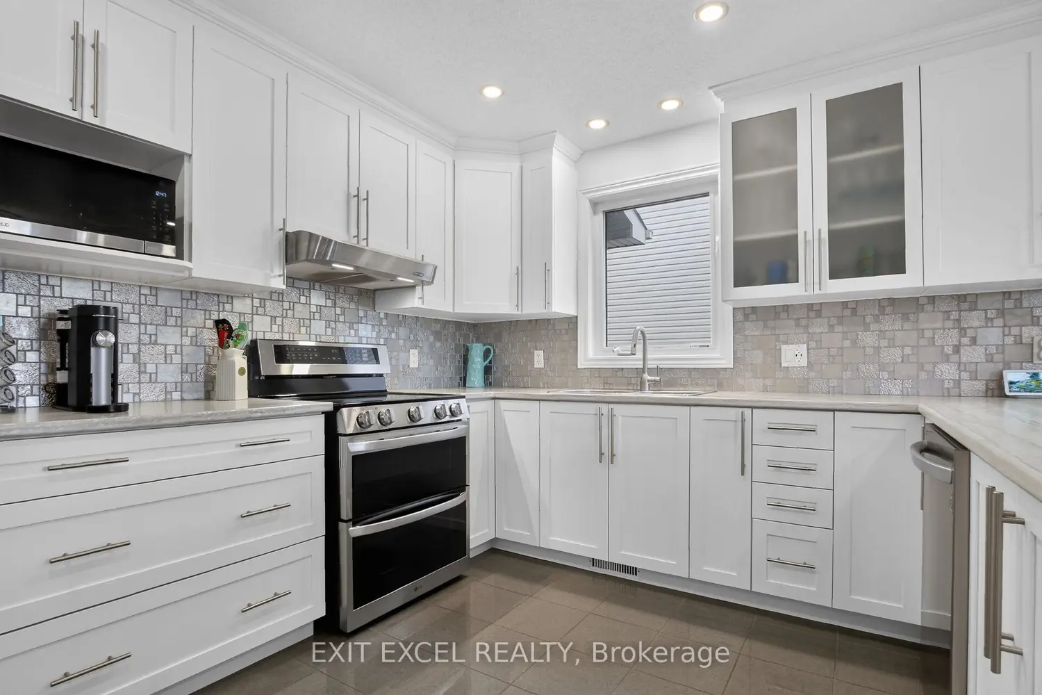 563 Ruby Street photo 2