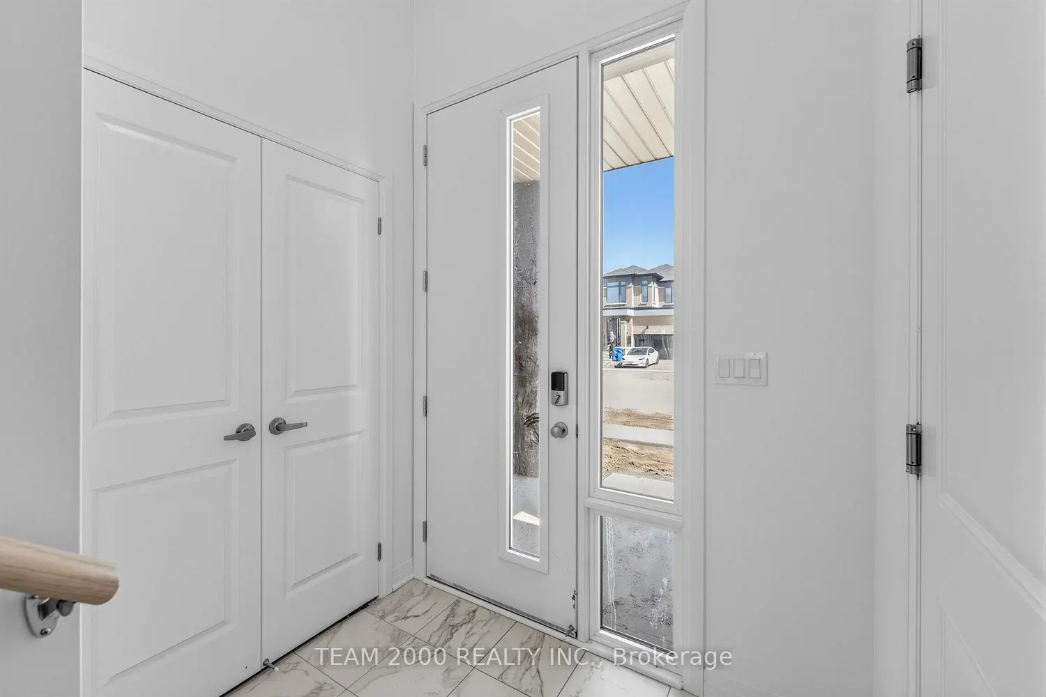 887 Douro Street photo 3
