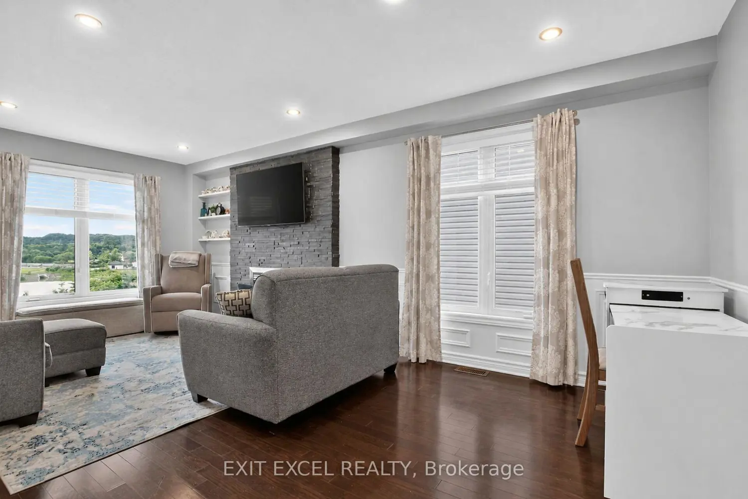 563 Ruby Street photo 5
