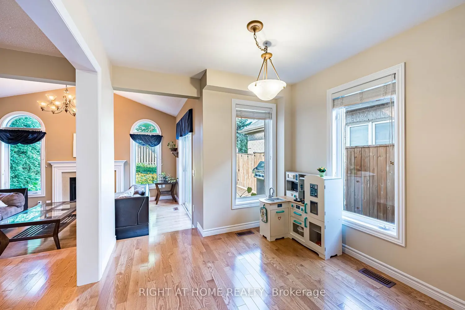 1352 Wadebridge Crescent photo 5