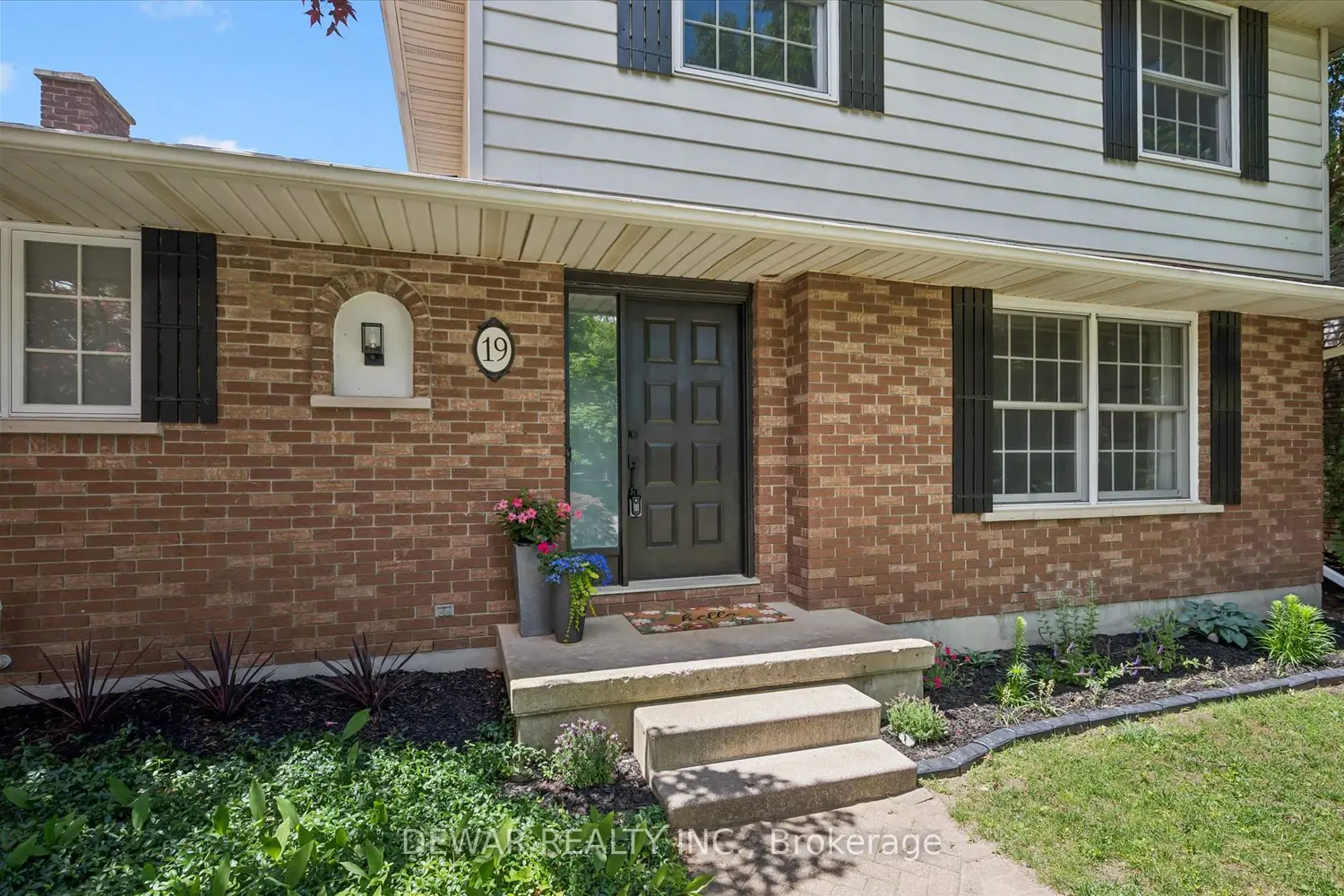 19 Adams Avenue photo 3