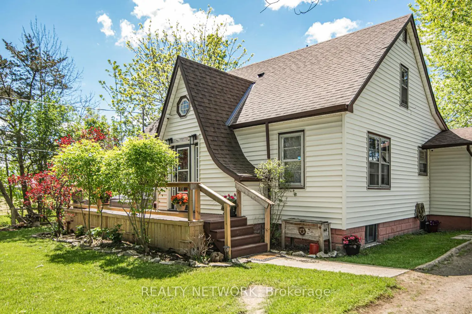 32 Grant Avenue photo 2