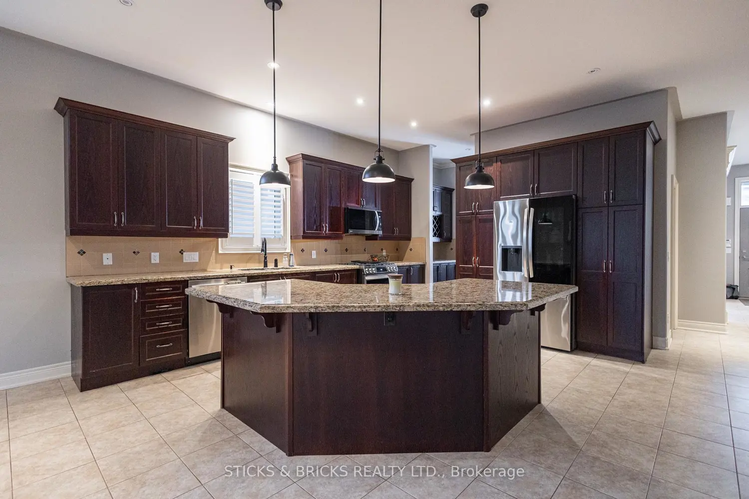 6415 Christopher Crescent photo 5
