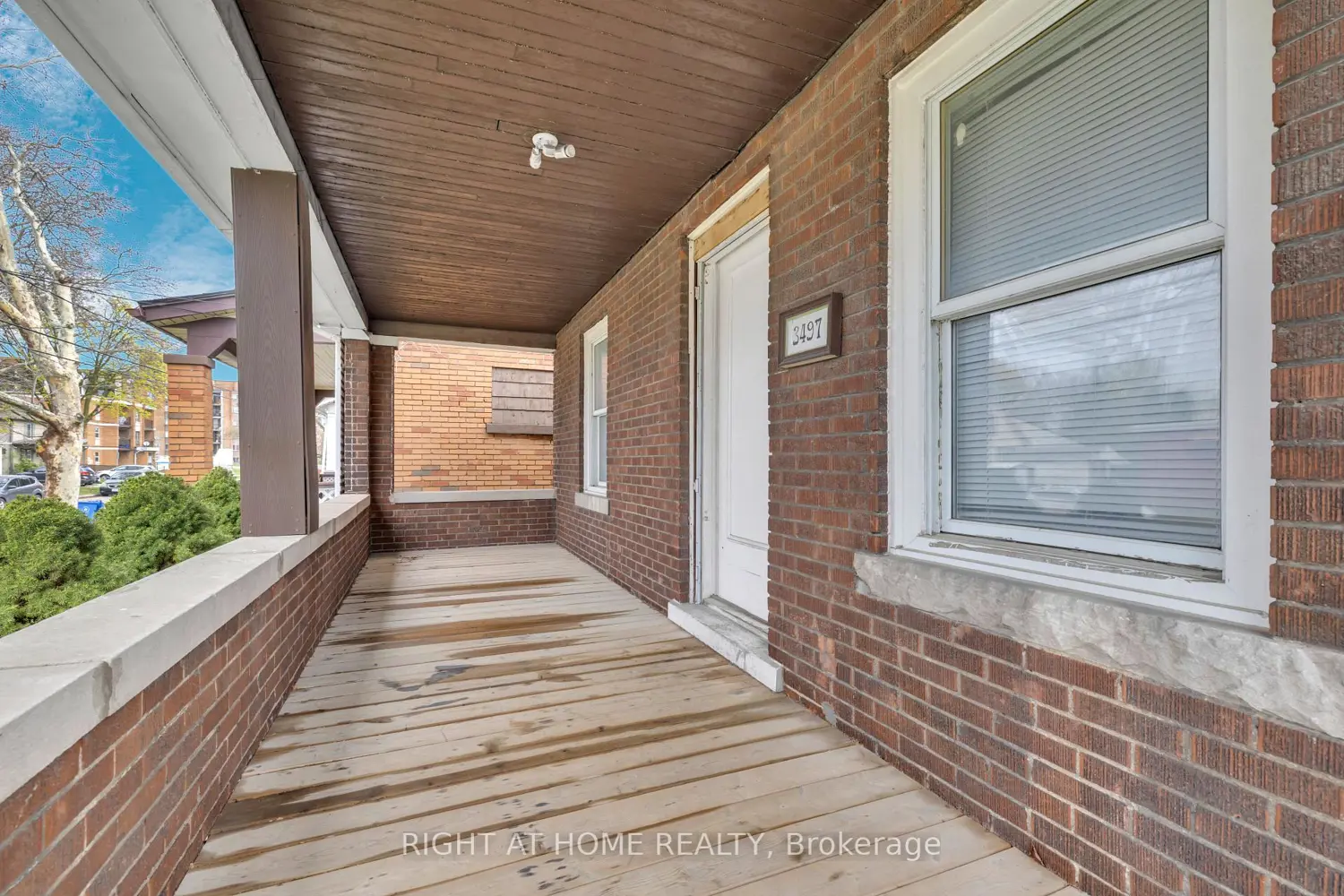 3497 Peter Street photo 4