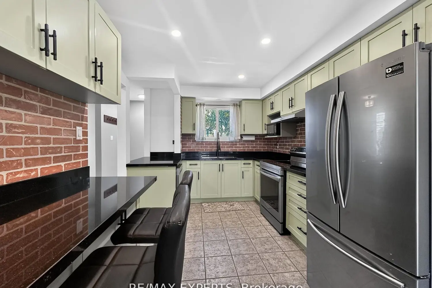 86 Sutter Avenue photo 2