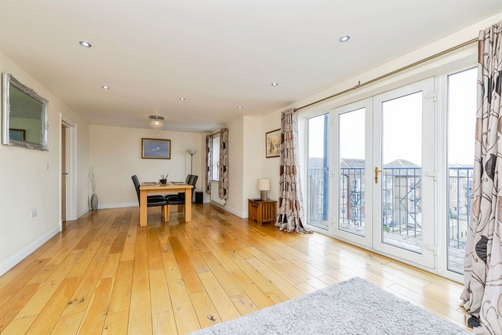 4 bed flat for saleQuayside, Hartlepool TS24 photo 5