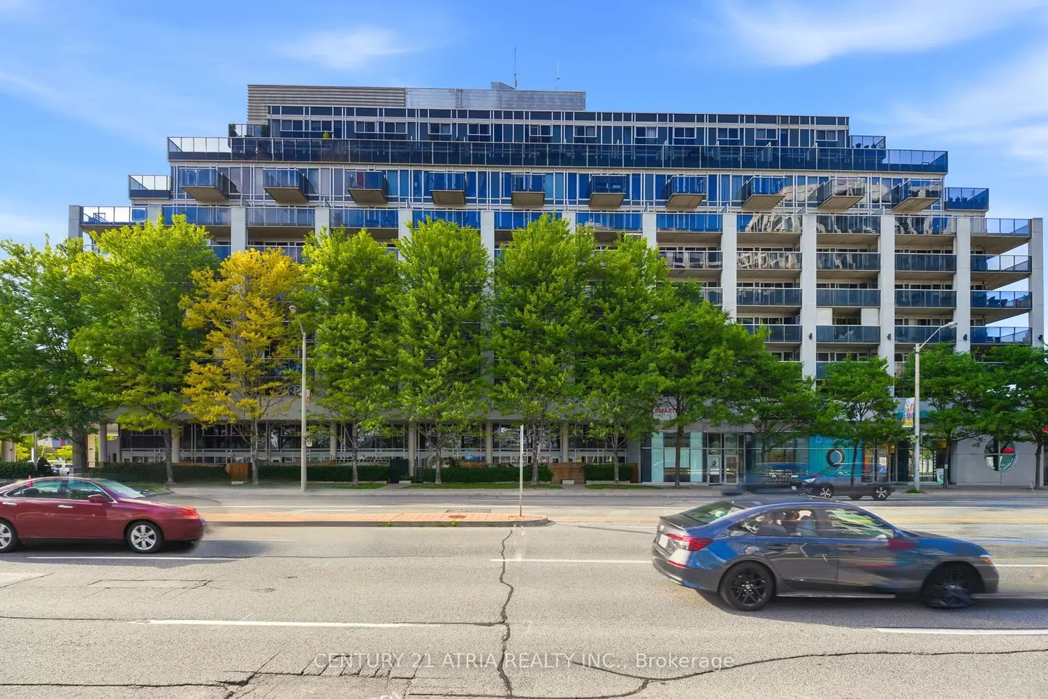 1040 The Queensway Avenue 502 photo 2