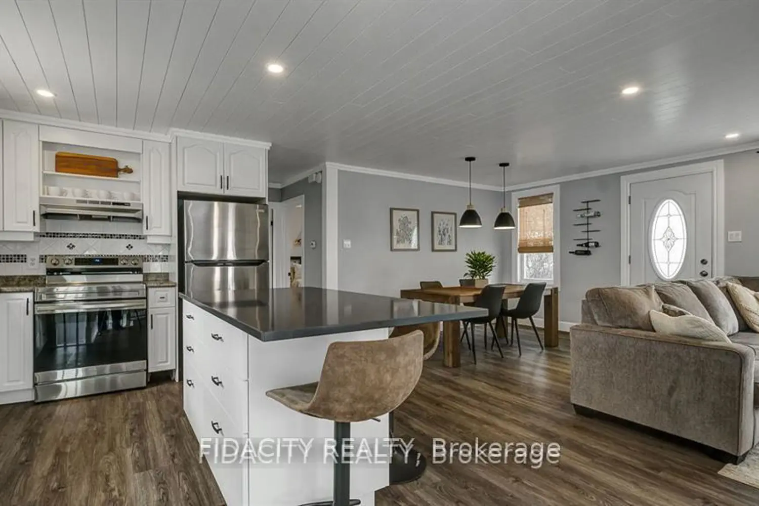 1336 St Jacques Road photo 2