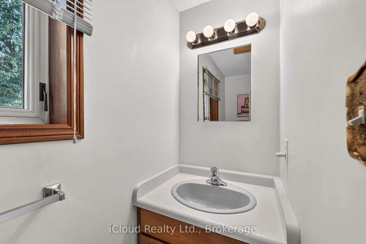 20 Mactavesh Crescent photo 3