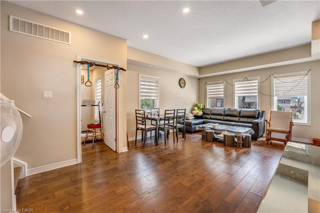 F1-70 Willowrun Drive, Kitchener, ON, N2A 0J3 photo 4