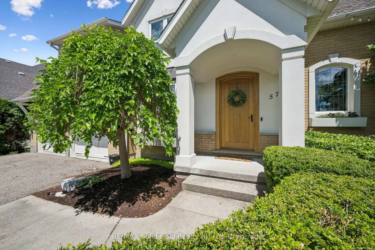 576 Falconridge Crescent photo 2