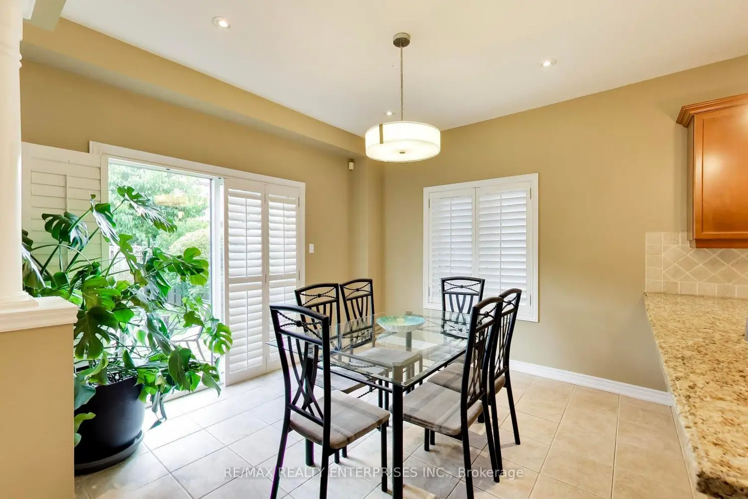 1613 Northmount Avenue photo 4