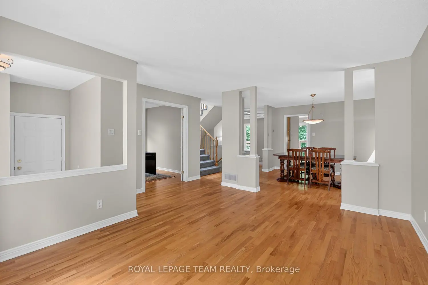 875 Giant Cedars Crescent photo 4