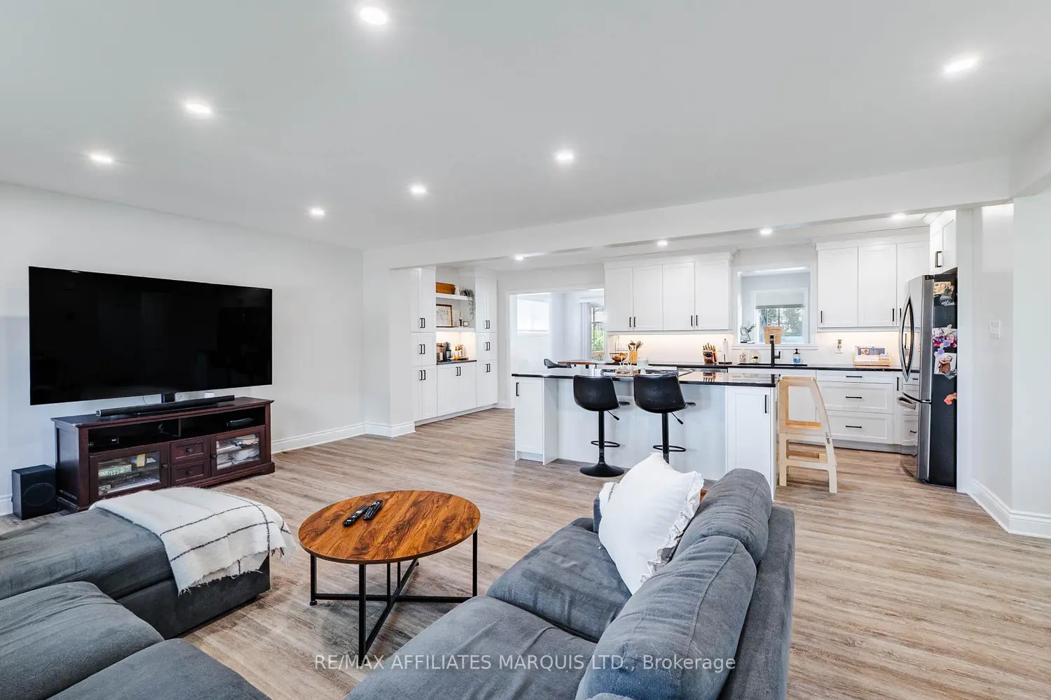 1605 Queen Street photo 3