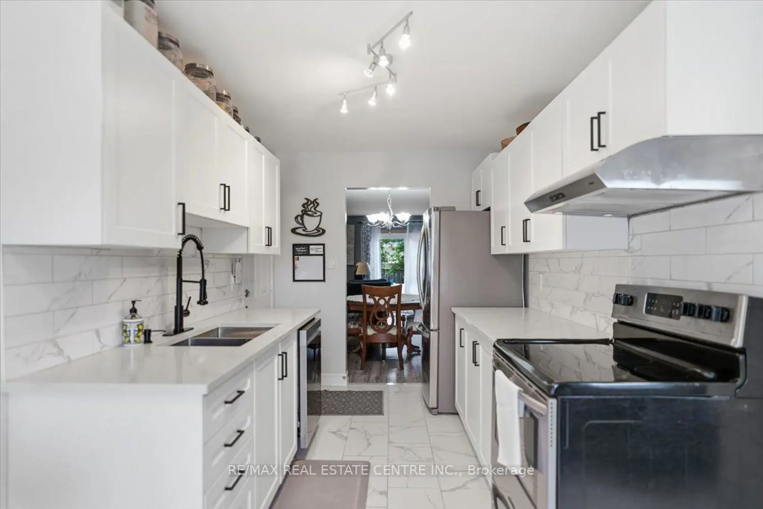 4804 John Street photo 2