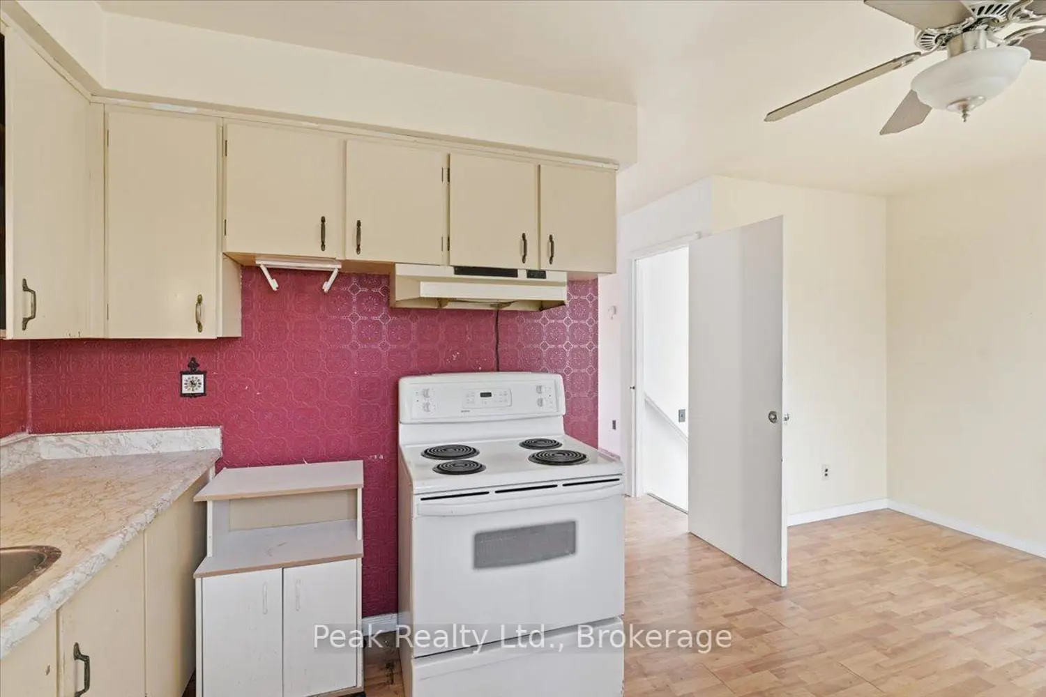 644 Perry Crescent photo 4