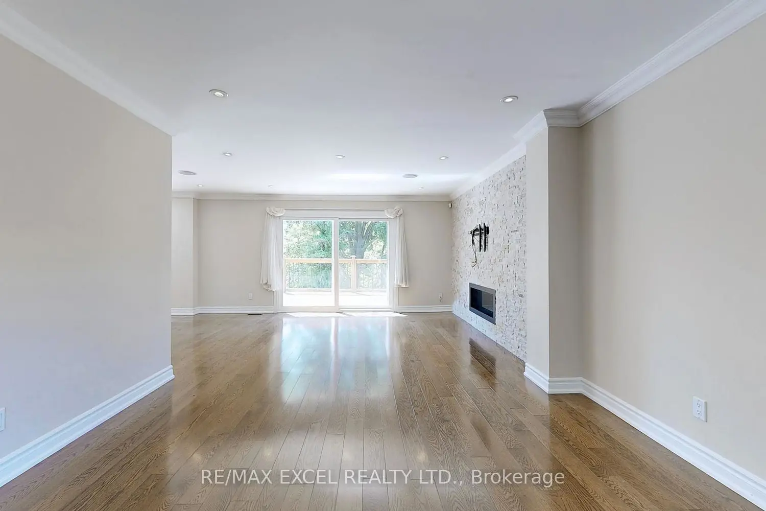 10 Alexis Road photo 2