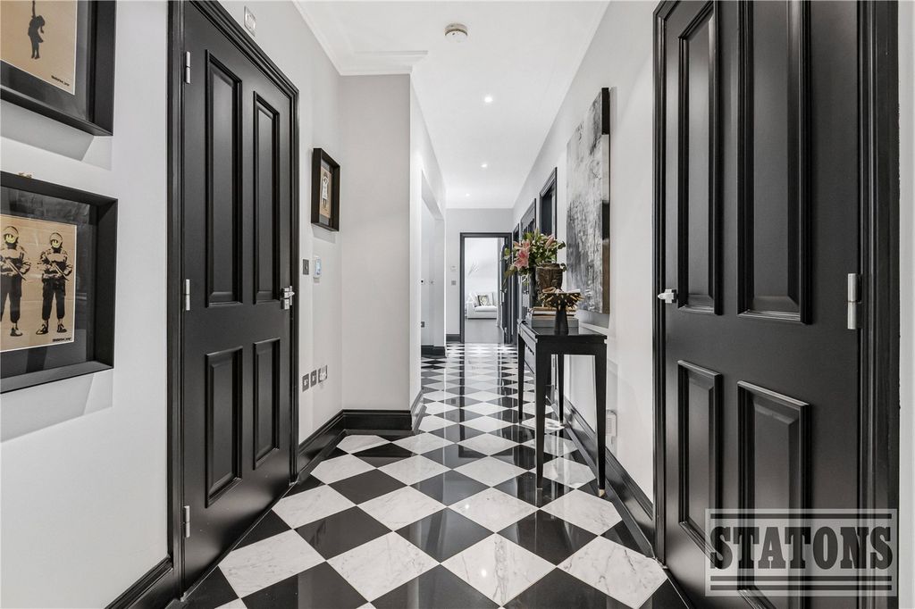3 bed flat for saleCockfosters Road, Barnet EN4 photo 3