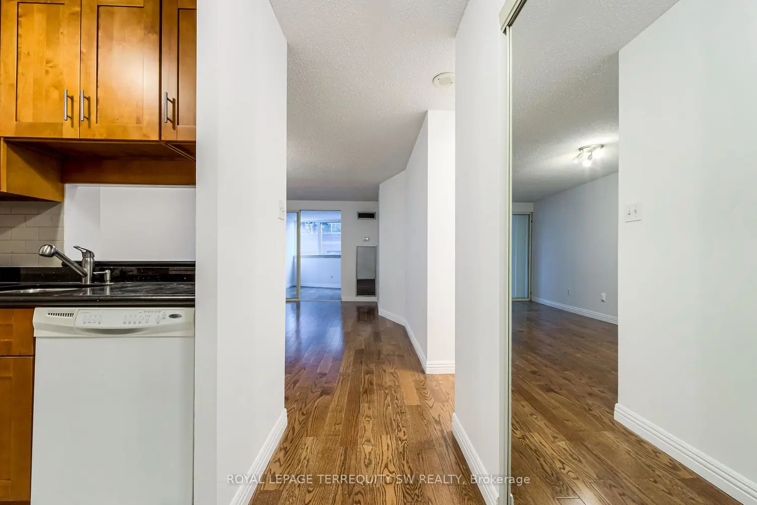 1055 Bay Street 407 photo 3