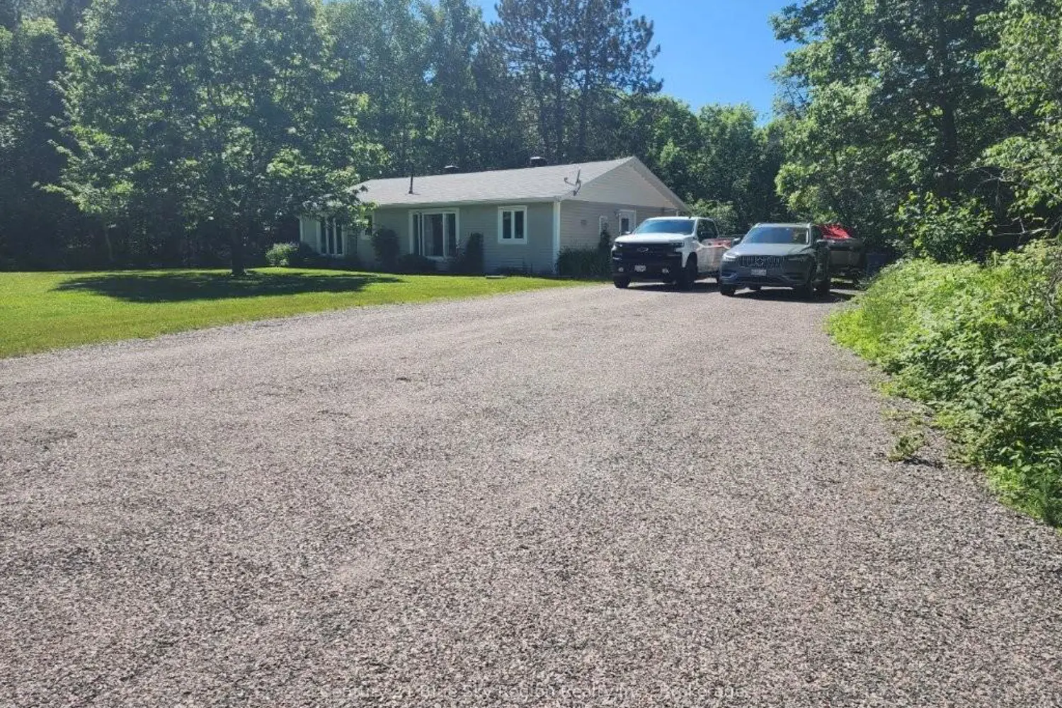 1048 Derland Road photo 2