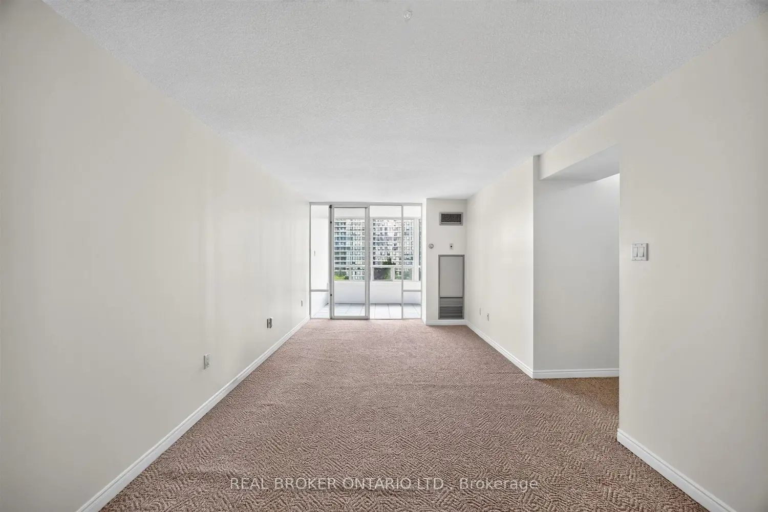 7250 Yonge Street 501 photo 3