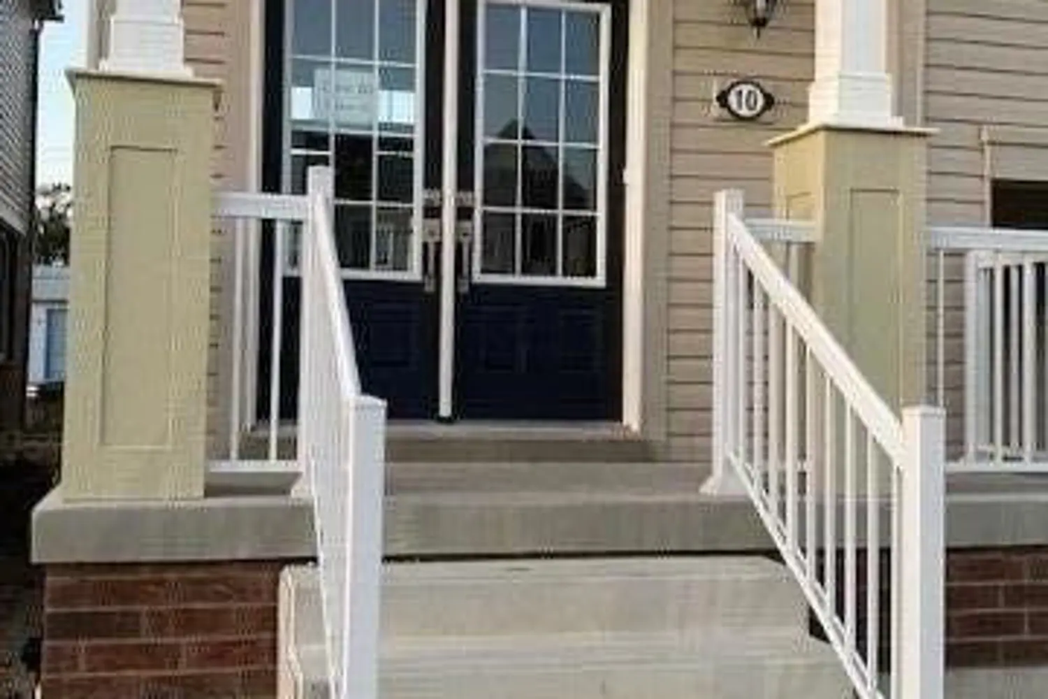 10 Esther Crescent photo 2