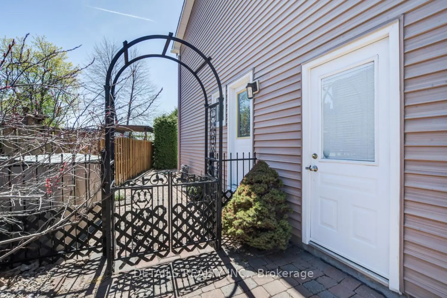 4388 Whittaker Crescent photo 4