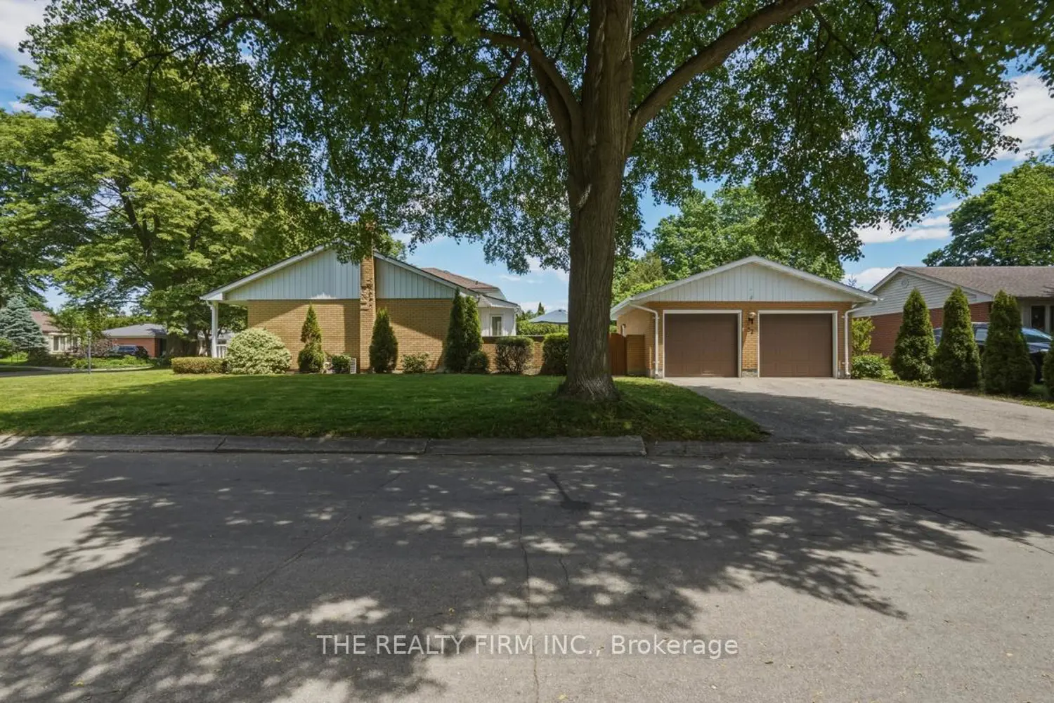 52 Maxwell Crescent photo 4
