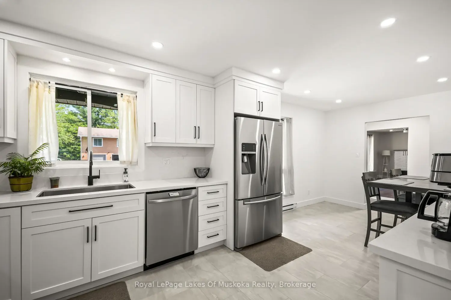 571 David Street photo 4